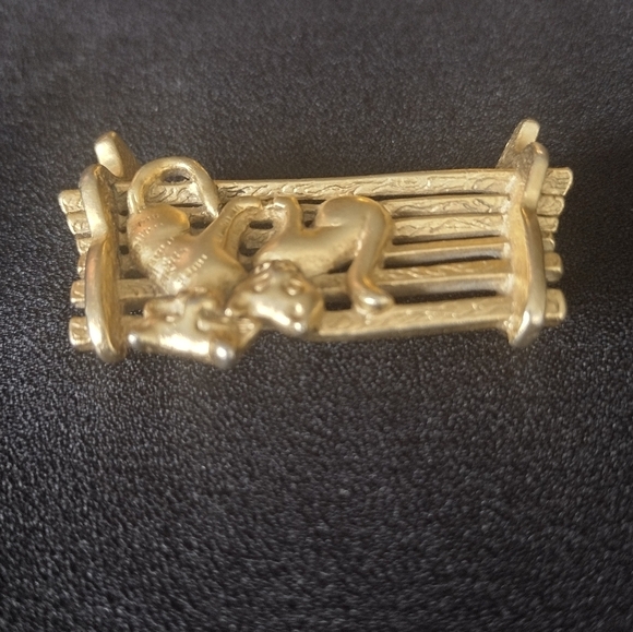 AJC signed Gold Cats on Bench Brooch - Picture 8 of 8